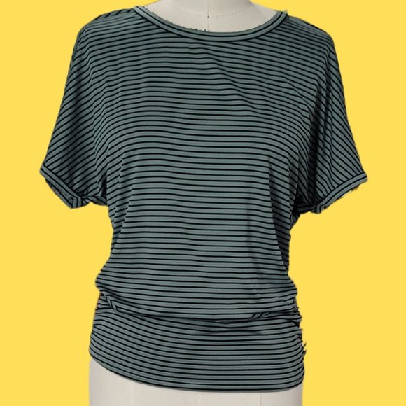 SKECHERS PERFORMANCE SHIRT WITH SHIRRED SIDE SEAMS SIZE L - Picture 3 of 3